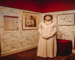 In order to put the figure into life, portrait sculptor Mark Richards worked jointly with Melissa Dring, hair and color artist Nell Clarke, as well as